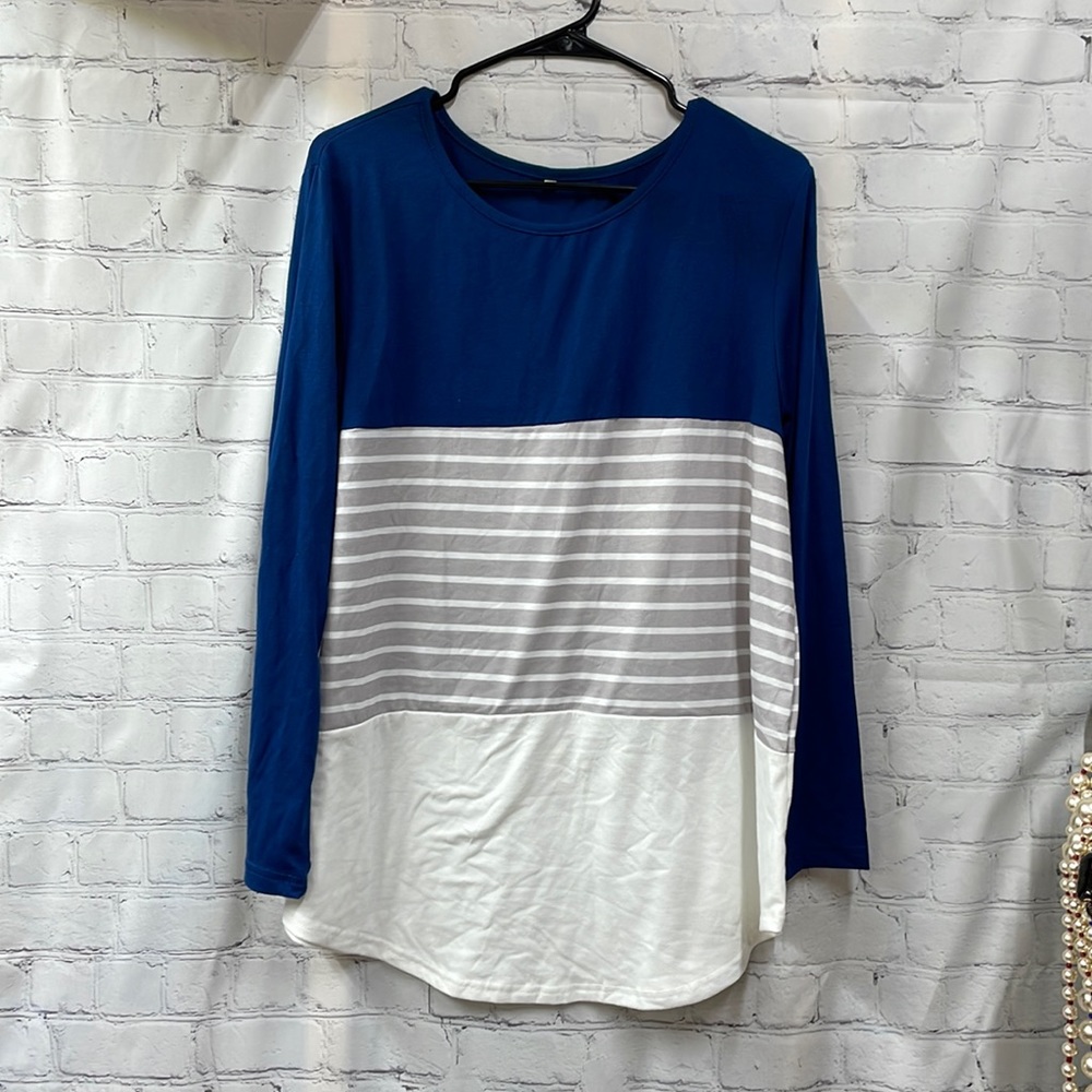 Color block pattern 14W top gray, white stripes, navy